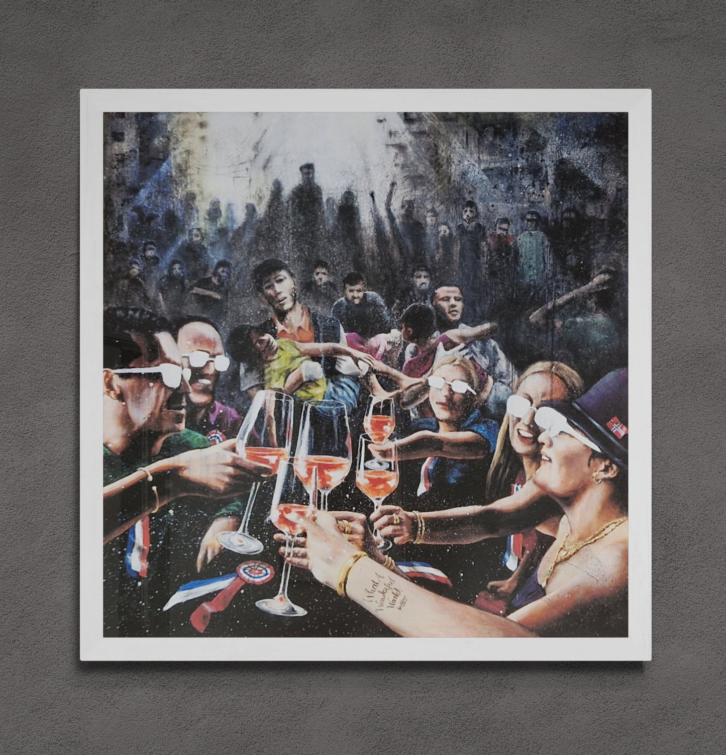 Dette kunsttrykket av Trond Berg-Nilssen viser en kraftfull kontrast mellom de feststemte personene i forgrunnen og den dystre realiteten i Gaza som de tilsynelatende ignorerer.