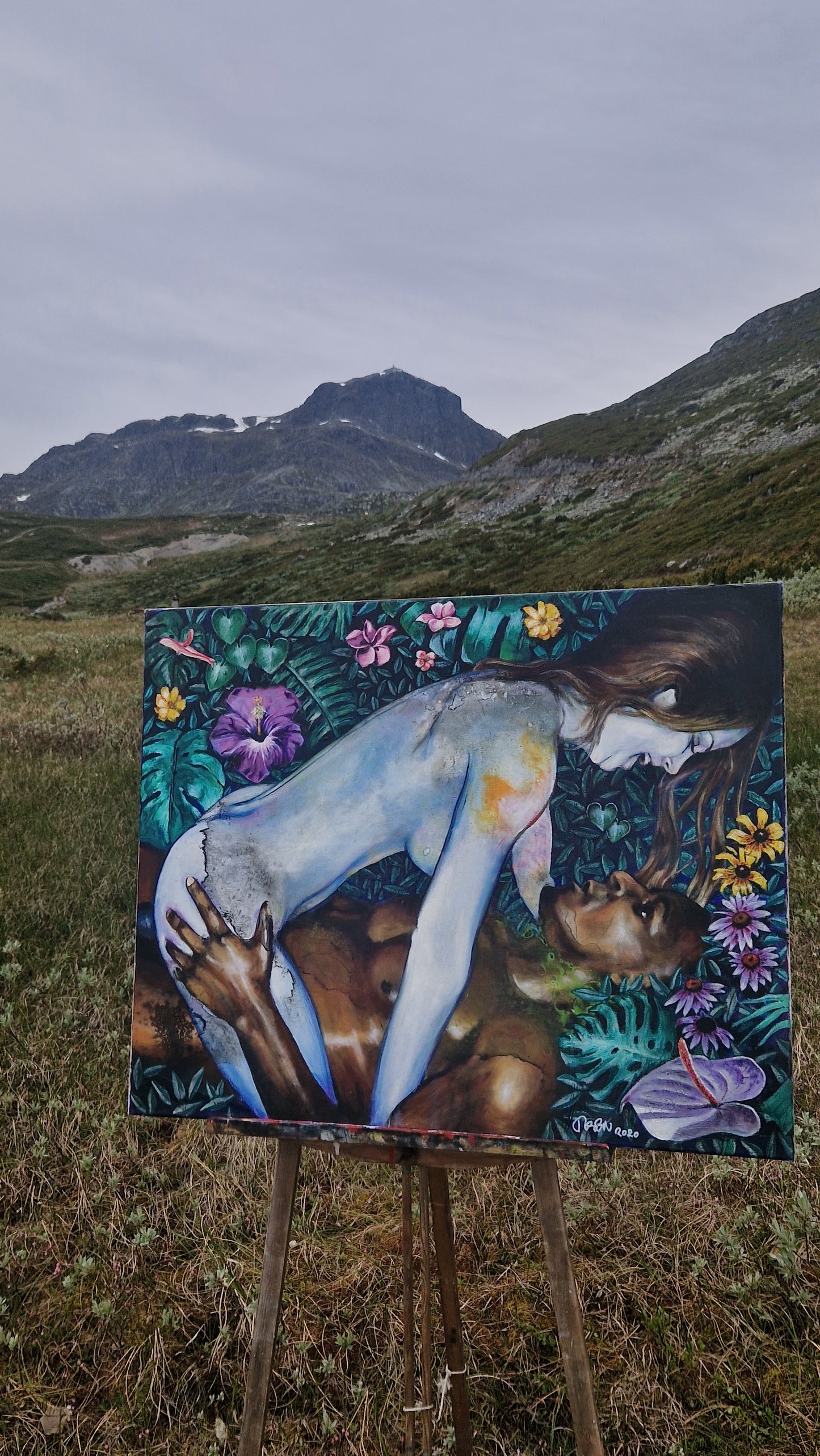 Dette store oljemaleriet av Trond Berg-Nilssen er en intens utforskning av menneskelige følelser og samspill, satt mot en blomstrende bakgrunn som symboliserer naturens evige syklus.