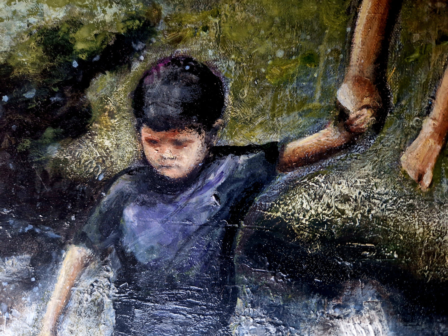 Dette kunsttrykket av Trond Berg-Nilssen er en kraftfull og gripende skildring av familiens kamp og utholdenhet i møte med motgang. De søkende, ansiktene til barna og den beskyttende kroppen til faren uttrykker både frykt, håp og kjærlighet.