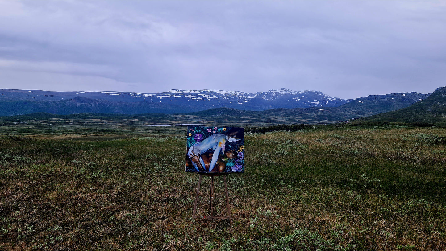 Dette kunsttrykket av Trond Berg-Nilssen skildrer en intim forbindelse mellom to mennesker, omkranset av en overflod av fargerike blomster og naturens frodighet.