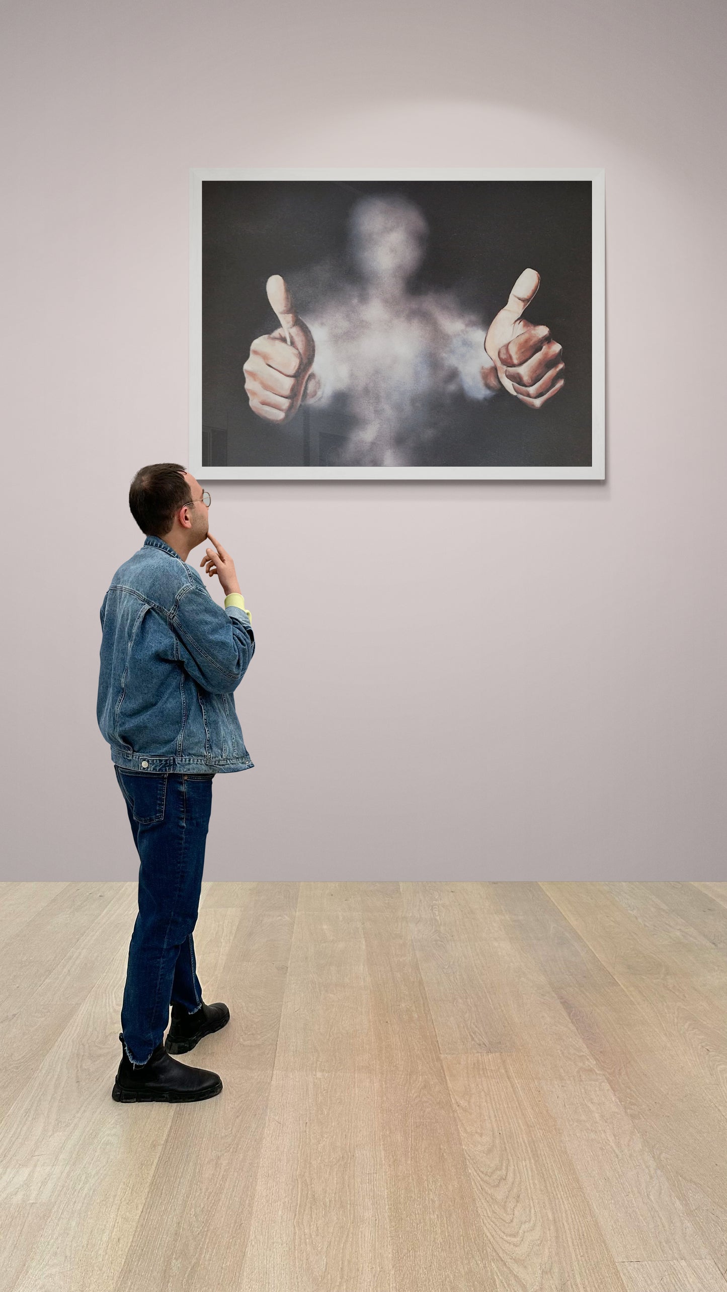Dette store kunsttrykket av Trond Berg-Nilssen har en kraftfull og tydelig symbolikk: to utstrakte hender som gir tommel opp, samtidig som mennesket bak knapt er synlig i en tåke av usikkerhet og bedrag.