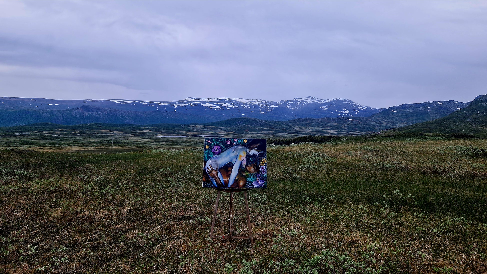 Dette kunsttrykket av Trond Berg-Nilssen skildrer en intim forbindelse mellom to mennesker, omkranset av en overflod av fargerike blomster og naturens frodighet.
