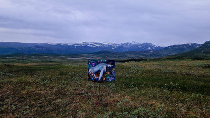 Dette kunsttrykket av Trond Berg-Nilssen skildrer en intim forbindelse mellom to mennesker, omkranset av en overflod av fargerike blomster og naturens frodighet.
