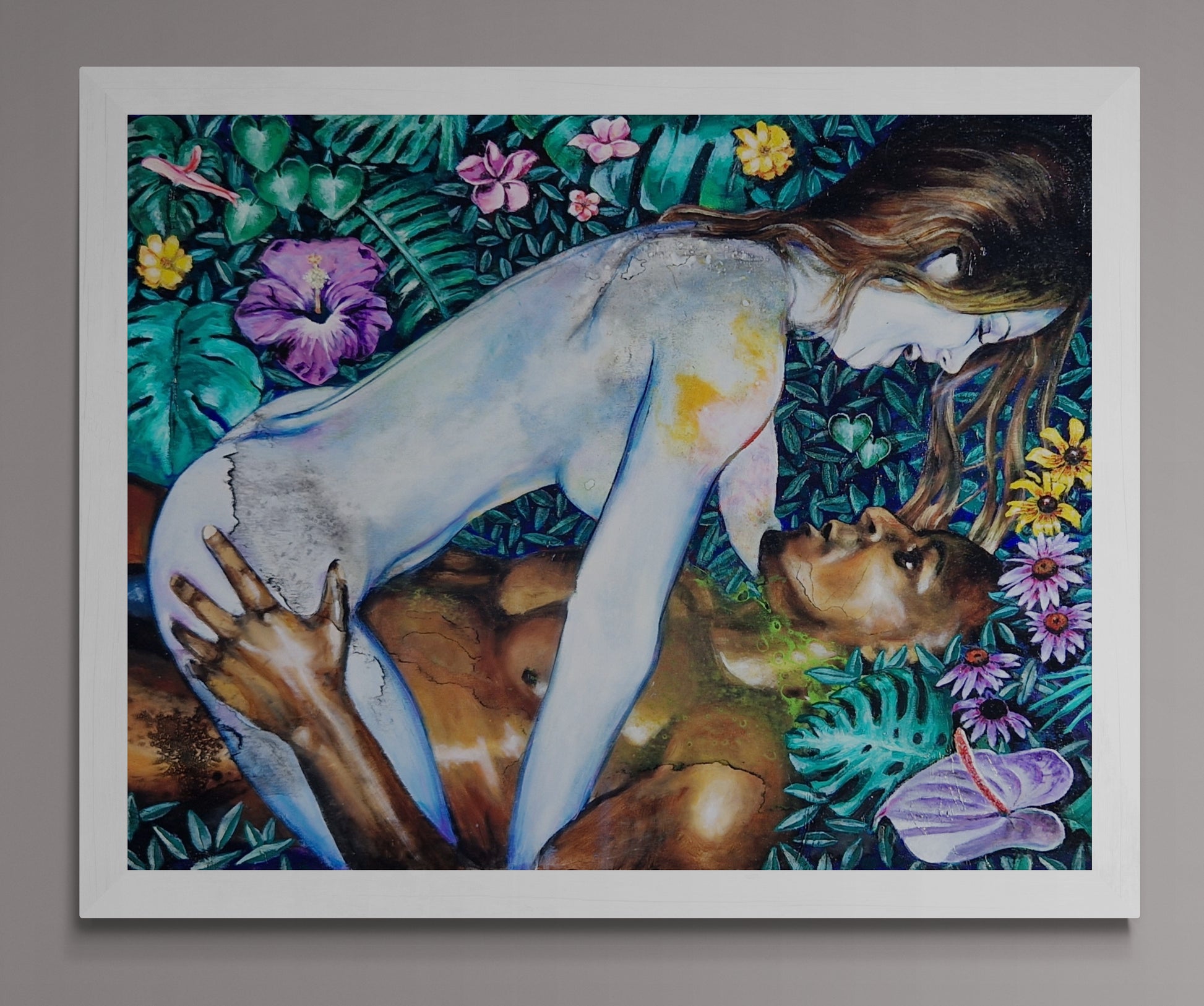 Dette kunsttrykket av Trond Berg-Nilssen skildrer en intim forbindelse mellom to mennesker, omkranset av en overflod av fargerike blomster og naturens frodighet.