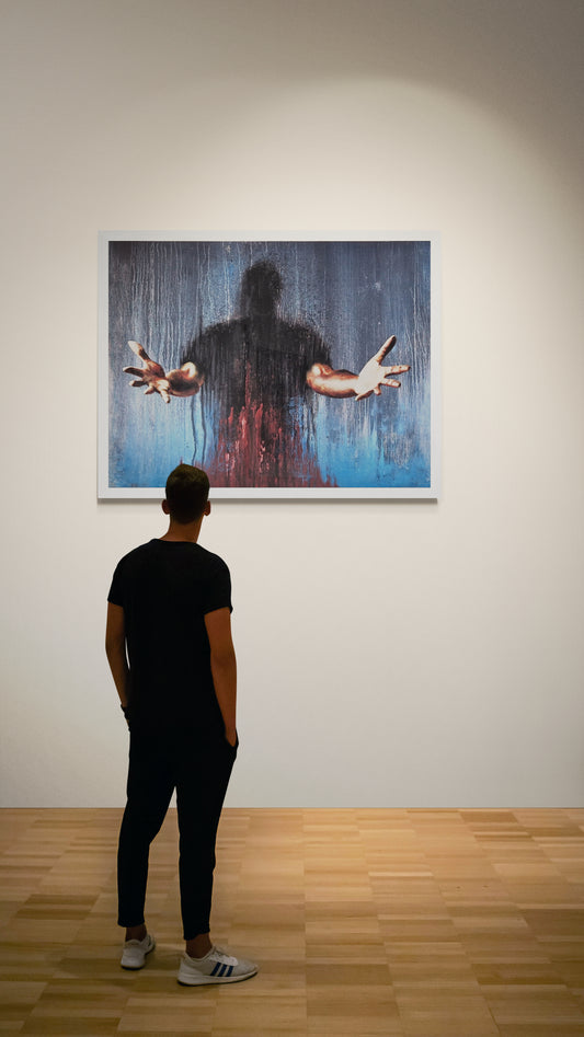 Dette store kunsttrykket av Trond Berg-Nilssen er en kraftfull kritikk av en manipulatorisk lederfigur, tydelig inspirert av president Trump som en forførende og dominert kraft.